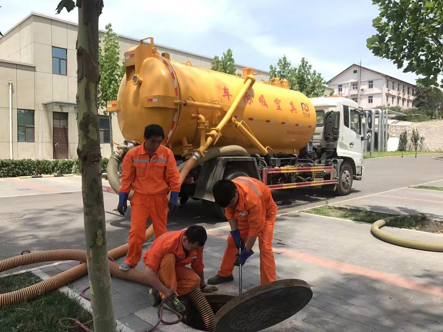 抚顺管道疏通车停在窨井附近