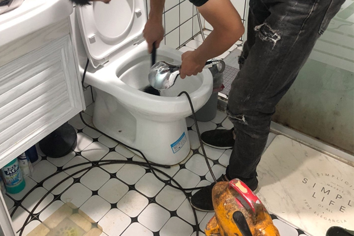 抚顺马桶堵塞自己疏通还是找师傅?专业上门服务让你省时更省心